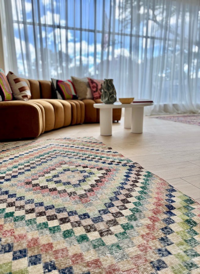 Medium Rugs: 3' x 5' to 5' x 7'