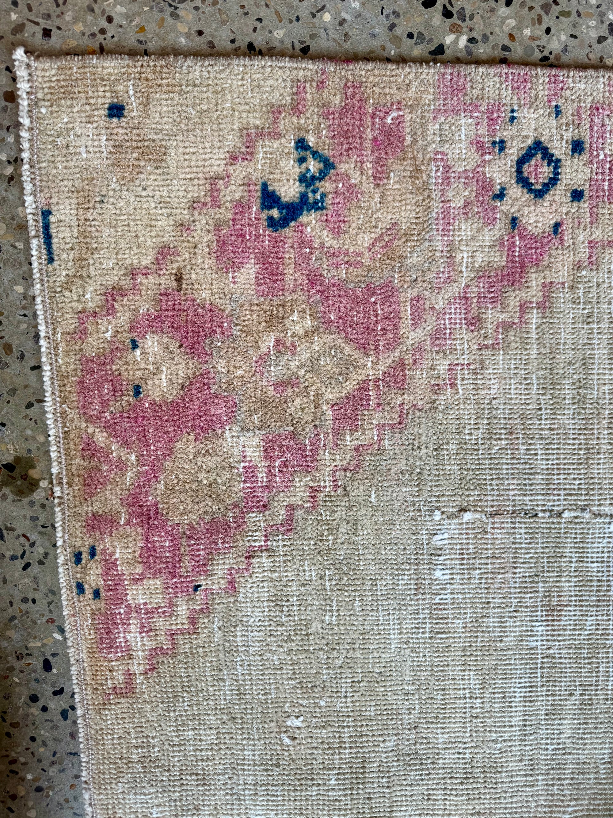 No. R04 (3' x 7'10")