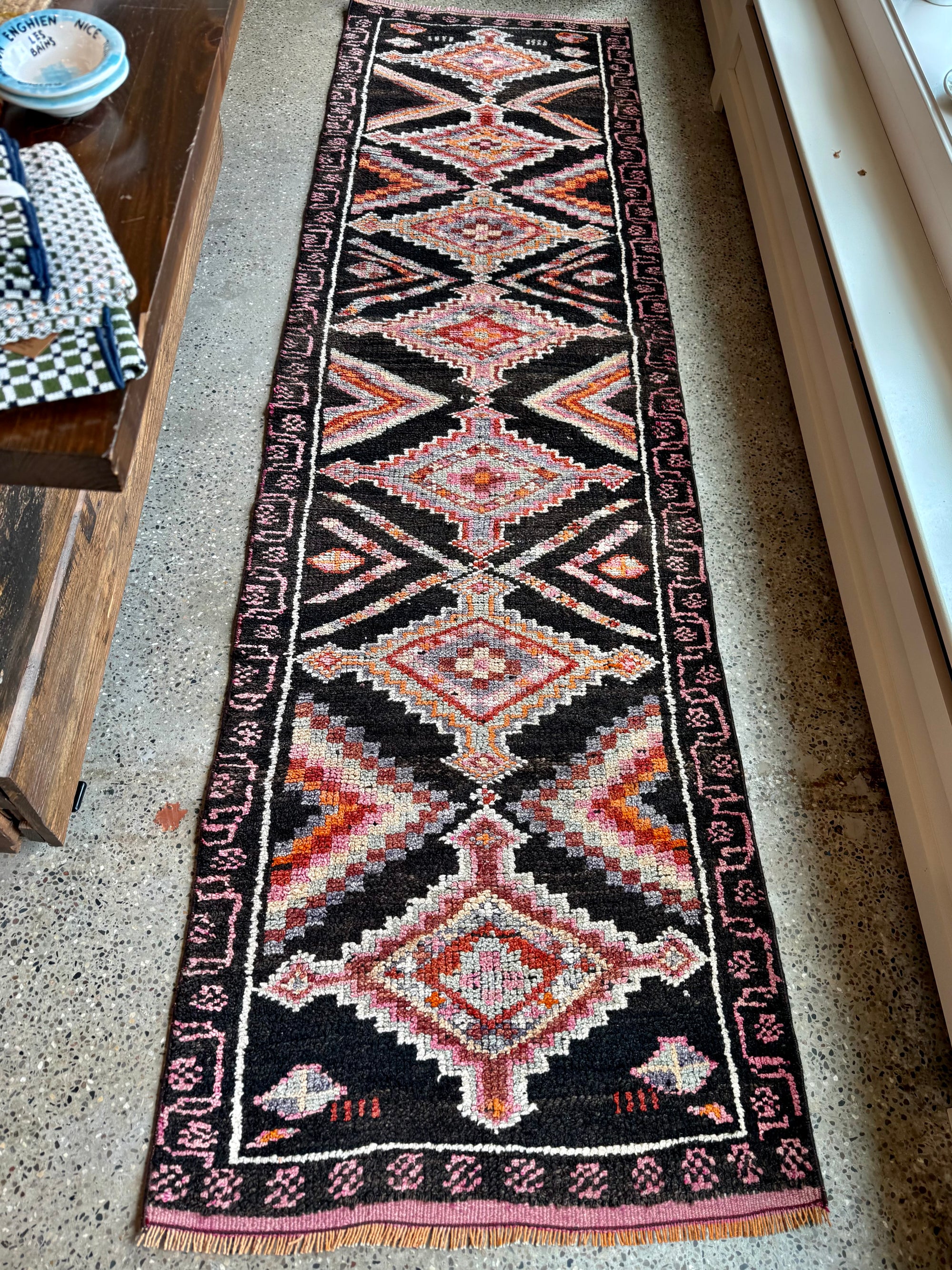 No. J05   (2'7 x 9'6)