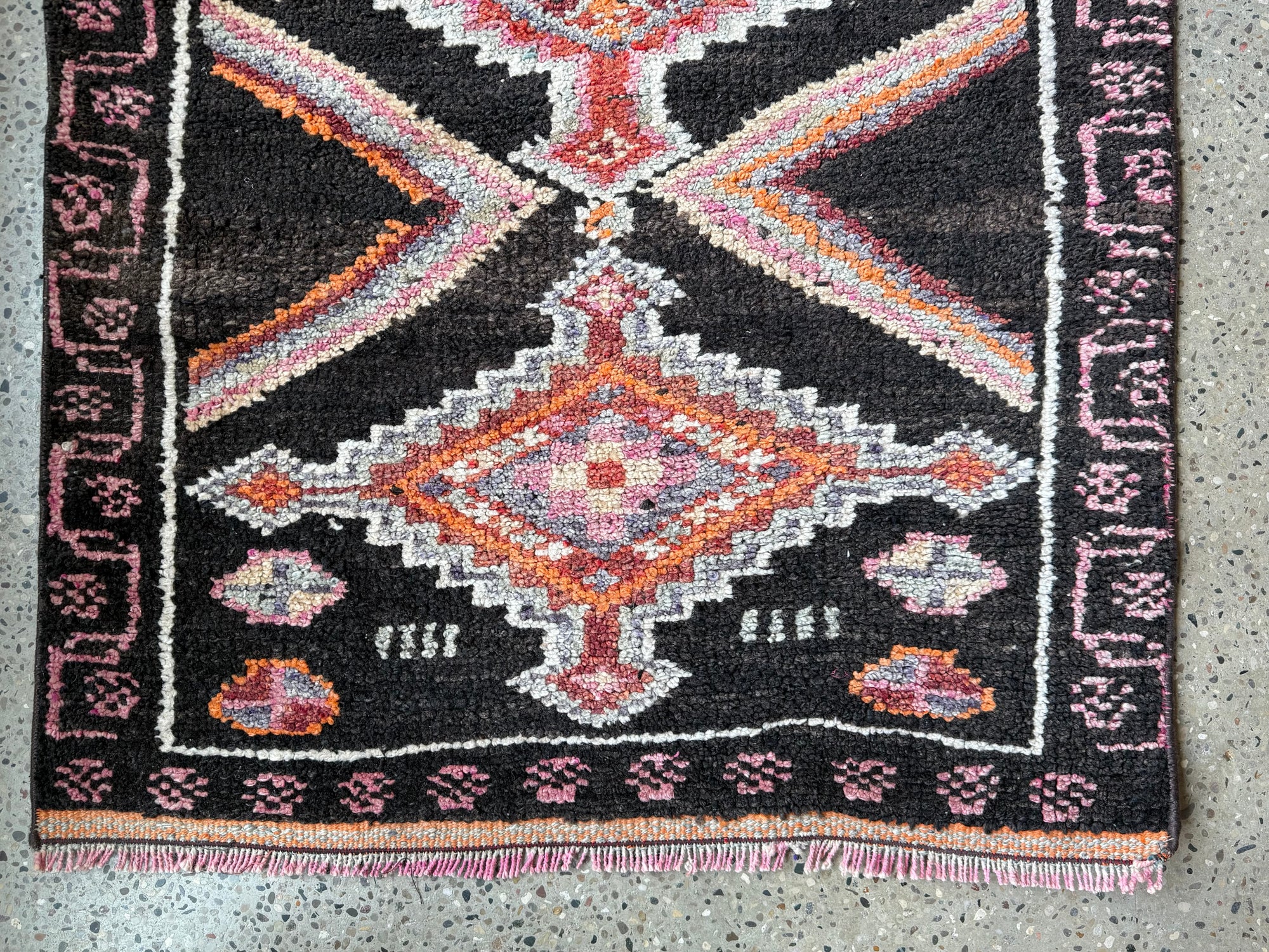 No. J05   (2'7 x 9'6)